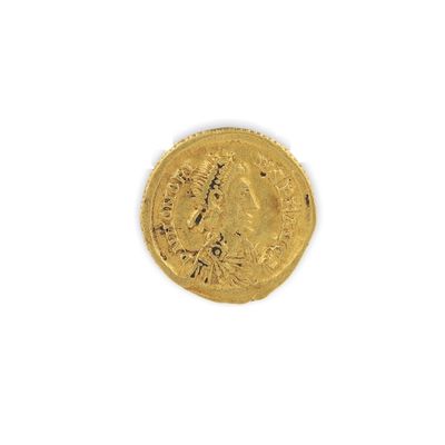 une image d'une pièce d'or sur une surface blanche