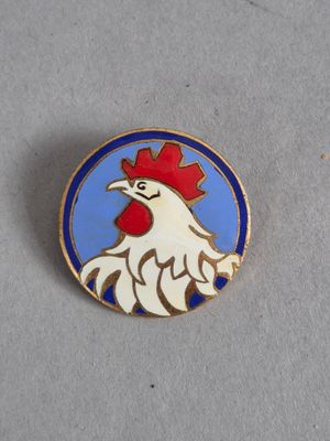 un poulet blanc avec un chapeau rouge sur la tête