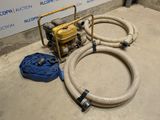 deux tuyaux et une pompe posés par terre