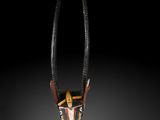 un gros plan d'une sculpture représentant une antilope sur fond noir