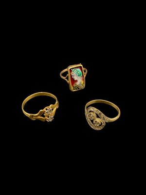 trois bagues en or et une bague ornée d'un lion