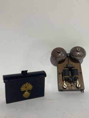 Deux téléphones à l'ancienne sont posés sur une surface blanche