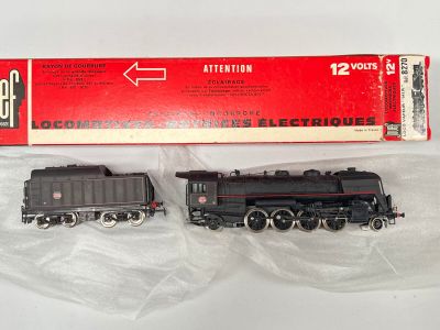 une locomotive noire et un wagon rouge sur un fond blanc
