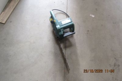 une petite machine posée par terre dans une pièce