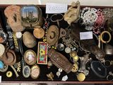 une boîte en bois remplie d'objets divers et de bijoux