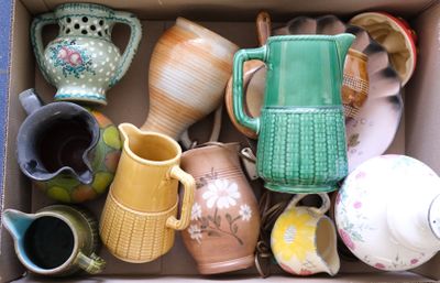 une boîte remplie de tasses et de pichets de toutes sortes