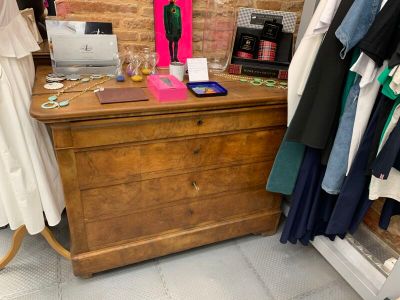 une photo d'un magasin de vêtements avec des vêtements exposés