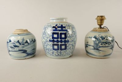 trois vases bleus et blancs placés les uns à côté des autres