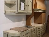 une cuisine qui comporte de nombreux placards