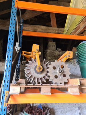 un tas d'objets divers posés sur une étagère dans un garage
