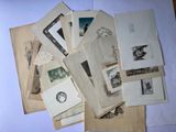 une pile de vieilles cartes postales et d'enveloppes posée sur une table