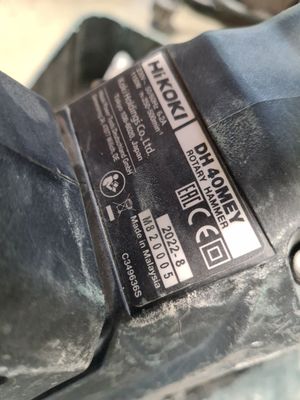 un gros plan sur une étiquette en noir et blanc apposée sur une moto