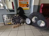 trois horloges assises sur le sol devant une porte