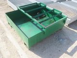 une caisse verte posée par terre à côté d'un quai de chargement