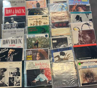 beaucoup de cd de musique sur la table ensemble