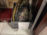 une photo d'un lave-vaisselle contenant tout un tas de vaisselle sale