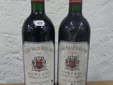 deux bouteilles de vin posées sur une table l'une à côté de l'autre