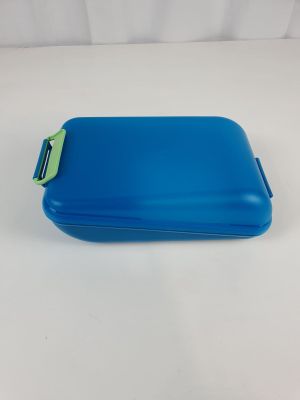 une image représentant une boîte à repas bleue posée sur une surface blanche