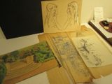beaucoup de dessins posés sur une table sur laquelle se trouve une photo