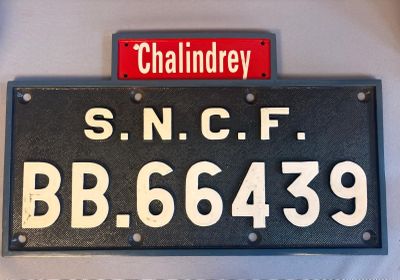une plaque noire et blanche avec un panneau rouge et blanc