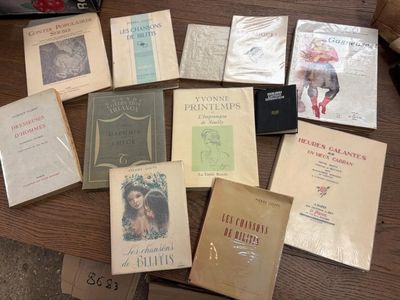 beaucoup de livres sur la table, sur la table
