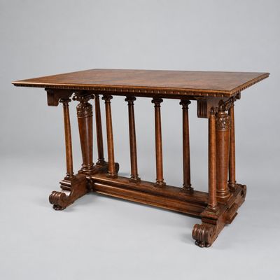 une très vieille table en bois surmontée de colonnes