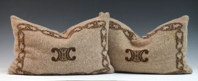 lot de deux coussins décoratifs ornés de monogrammes brodés
