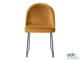 un gros plan d'une chaise jaune sur fond blanc