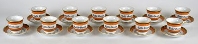 un lot de verres à shot orange et blancs posés sur une table