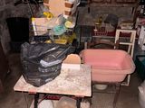 une pièce où il y a beaucoup d'objets sur la table