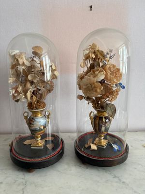 deux vases contenant des fleurs, posés sur une table