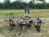une photo d'un tracteur garé dans l'herbe