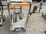 un petit chariot posé au milieu d'une pièce