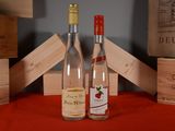 deux bouteilles de vin posées l'une à côté de l'autre sur une table