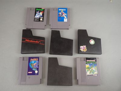 six cartouches de jeux Nintendo posées sur une table