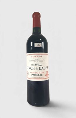 une bouteille de vin posée sur une table