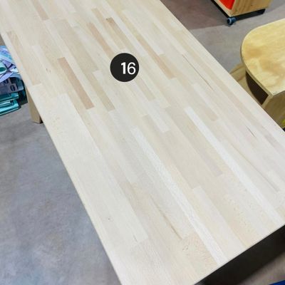 une table sur laquelle est inscrit un numéro, dans un magasin