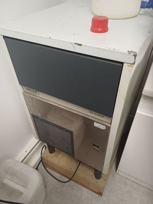 une photo d'un réfrigérateur sur lequel est posé un seau