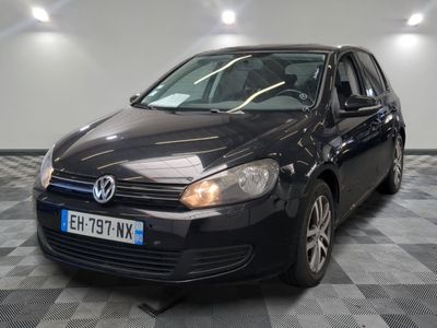 la photo d'une voiture noire garée dans un garage