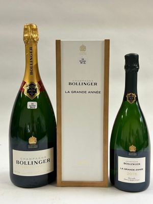 deux bouteilles de champagne devant un carton