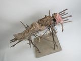 une sculpture représentant un poisson, réalisée à partir de bâtons et de brindilles