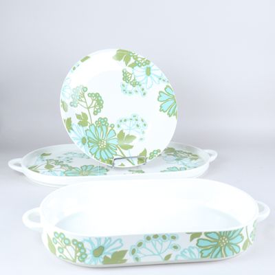deux assiettes et un bol posés sur une table