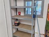 une étagère comportant de nombreuses tablettes, placée dans un coin de la pièce