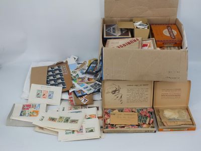 une boîte remplie de timbres et d'enveloppes posée sur une table
