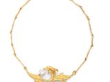 un collier en or et diamants, offert par une personne