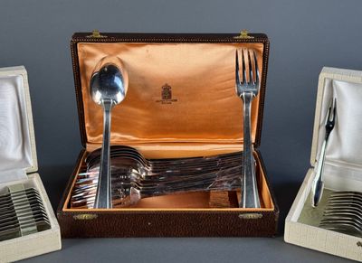 trois types d'argenterie différents dans un coffret
