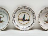 trois assiettes à motifs différents posées sur une surface blanche