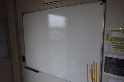 Un lot de bannettes, boîtes aux lettres ou tableaux d’affich…