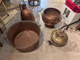 beaucoup de casseroles et de poêles qui traînent par terre