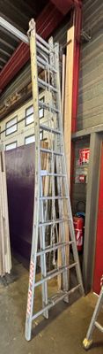 une échelle appuyée contre un mur dans un garage